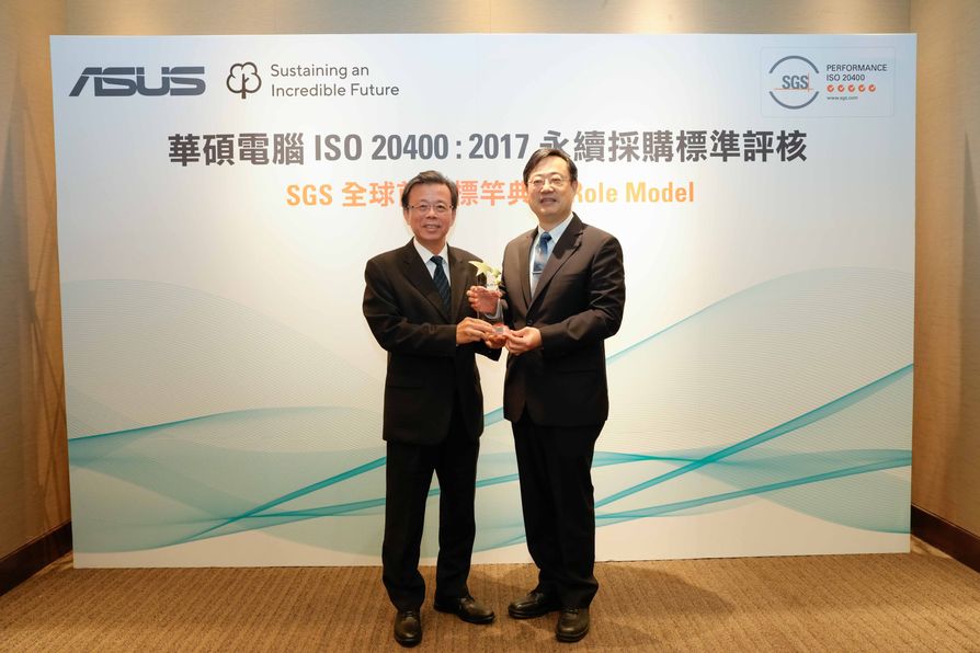 ASUS Co-CEO Samson Hu receives the SGS world's first ISO 20400 Certification with a five-star rating at a ceremony in Taipei.